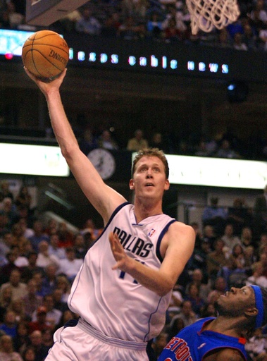 元NBAスターがまひ状態に 自転車走行中に車に追突され