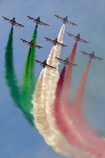 イタリア共和国建国記念日、ローマ上空に国旗の3色
