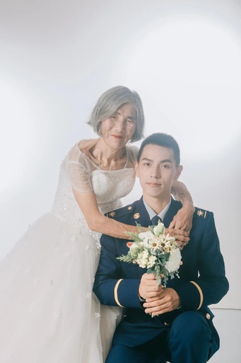 拾われた子の恩返し 育ての祖母との「結婚写真」に感動の声