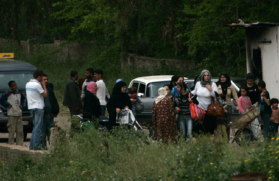 シリア、政府軍に包囲された街の住民がレバノンに脱出