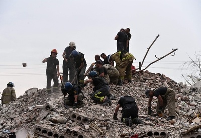 ロシア砲撃で集合住宅倒壊、15人死亡 ウクライナ東部