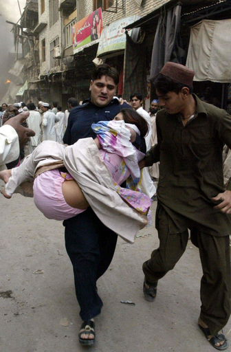 パキスタン・ペシャワルの自動車爆弾攻撃、死者105人に