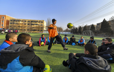 サッカーで新疆ウイグル自治区を「アシスト」 広東省のコーチらが指導