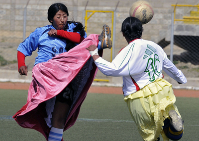 蹴りにくくない？スカート姿でサッカー、ボリビア