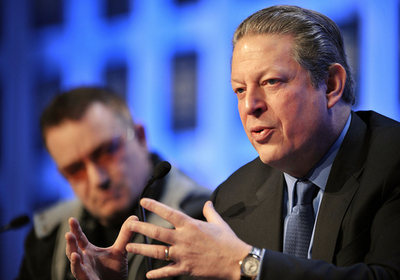 U2のボノ氏、ダボス会議でアル・ゴア「神父」にざんげ