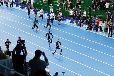人型ロボット史上初 100メートル“自走選手”が誕生 中国
