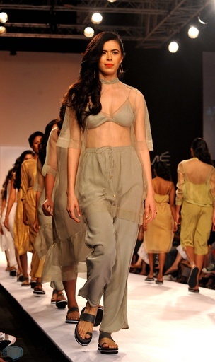 ＜14年サマーリゾート ラクメ・ファッション・ウィーク＞Nishika lullaら