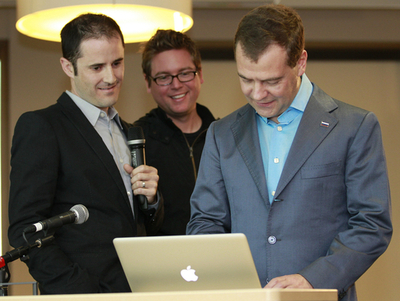 ロシア大統領が初「つぶやき」、米ツイッター社を訪問