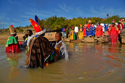 川での洗礼式で子ども6人が水死、ジンバブエ