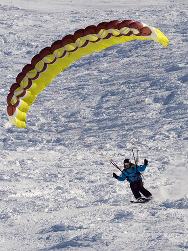 スキーとパラグライダーが融合、新スポーツ「スピードライディング」