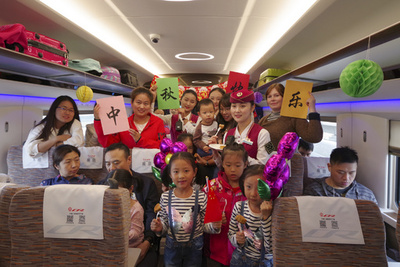 復興号の乗務員と共に過ごす中秋節　中国