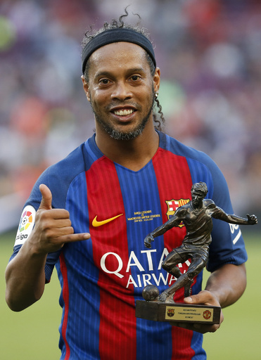 ロナウジーニョが正式に現役引退、代理人を務める実兄が発表