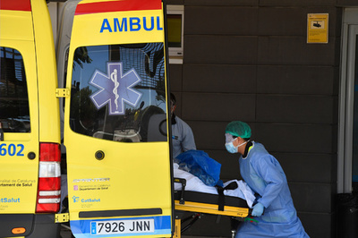 スペイン北西部の町でコロナ感染急増、7万人隔離