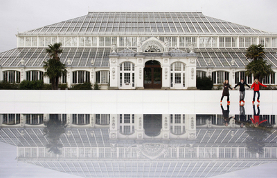 世界最大の温室前で優雅な滑り、ロンドンで屋外スケート場オープン