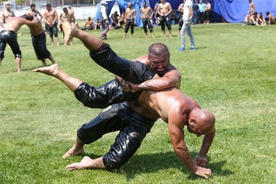 全身つるつるで戦います！トルコで「油相撲」