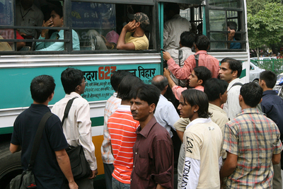 年間の犠牲者100人、非難高まるインドの「殺人バス」
