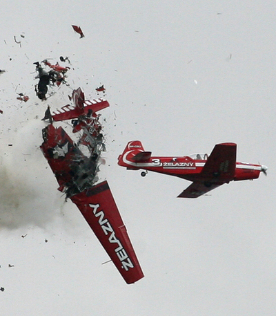 航空ショーで、飛行機2機が空中で接触、1機は直後に空中分解