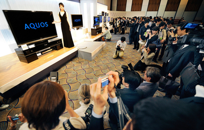 北京五輪に向け、新型アクオス発表