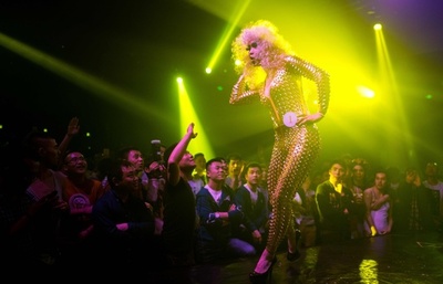 上海女装コンテスト「週末は本当の自分」、平日は金融マン