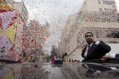 ベネズエラ新大統領が就任、演説は「劇的」な展開に