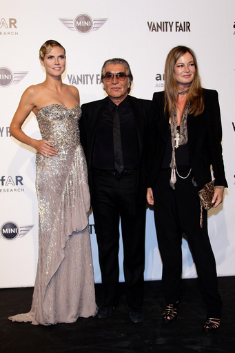 ミラノのamfARチャリティガラにデザイナーやモデル出席、一晩で約1億円の収益