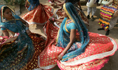 ニューデリーで民族文化の祭典、南アジア諸国のアーティストら伝統の技披露