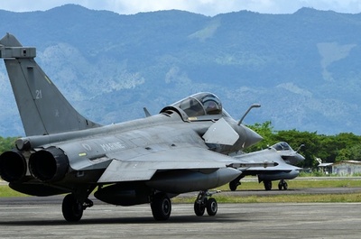 仏海軍の戦闘機7機、インドネシアに緊急着陸 全機無事