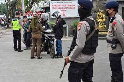 罰としてトイレ掃除、ソーシャル・ディスタンシング規則違反者に