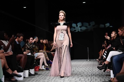 視覚障害者のファッションショー、仏