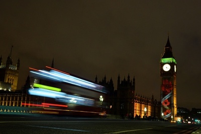 ビッグベン彩るポピーの花、戦没者を追悼し 英国