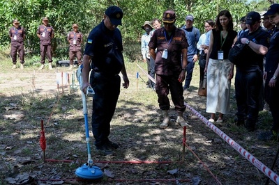 ウクライナ政府職員、カンボジアで地雷除去訓練 日本が後押し