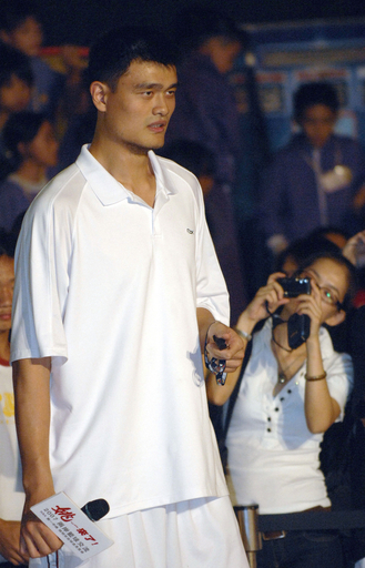 ヤオ・ミン 現地の子供たちとの交流会に出席