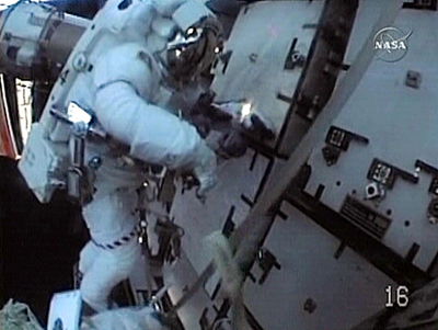 宇宙服に異変、ISS船外活動が切り上げ