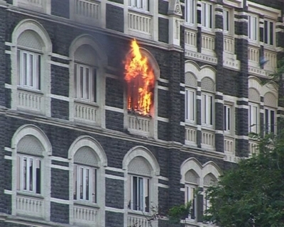 【動画】ムンバイ同時襲撃事件、ホテルを包囲する軍特殊部隊