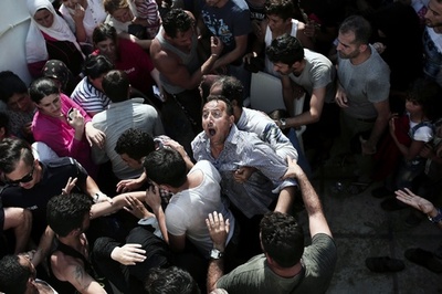 警官が殺到する移民を殴打する騒ぎ、ギリシャのコス島