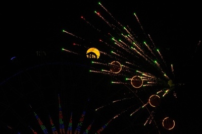 大みそかの夜に満月と花火と観覧車、幻想的な光の世界 イラク