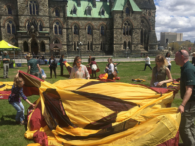 カナダの国立公園が無料開放へ、ソフィー首相夫人らがPR