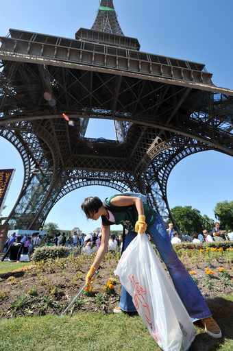 日本の環境NPOグリーンバード、エッフェル塔付近をそうじ