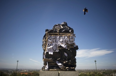 白人支配の象徴セシル・ローズの銅像に人糞、南ア