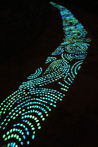 100万個の蛍光石が光る歩道、中国河南省