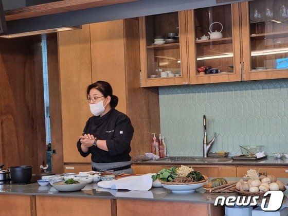 新製品発売イベントで調理するオ・ギョンス氏(c)news1