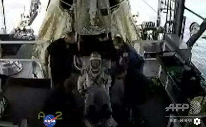 米有人宇宙船クルードラゴン、無事着水 地球に帰還