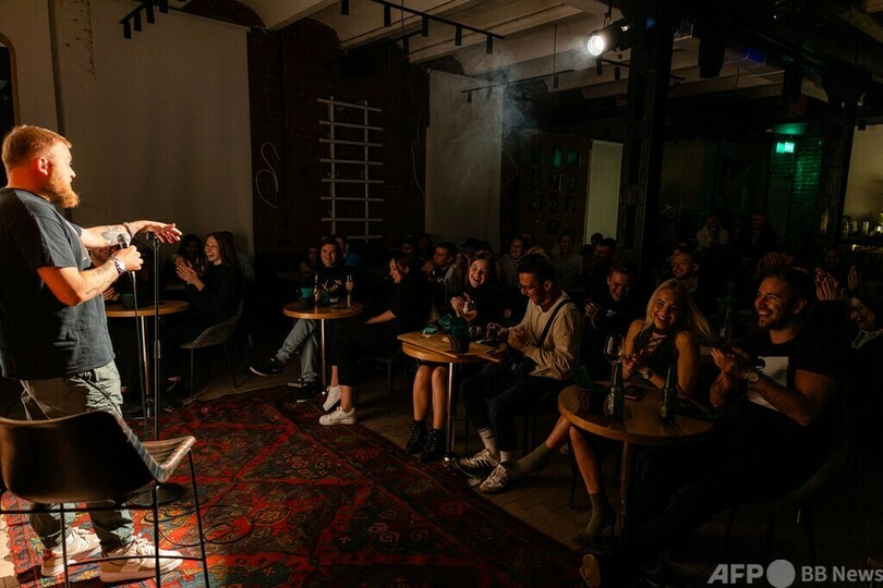 監視下でも笑い届けるスタンダップコメディー ロシア