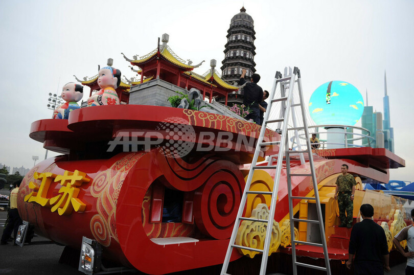 中国建国60周年「国慶節」、パレードの山車を準備中