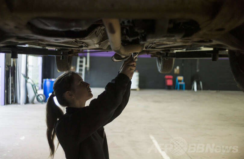 マニキュアしながら修理待ち、女性向け自動車工場 仏パリ