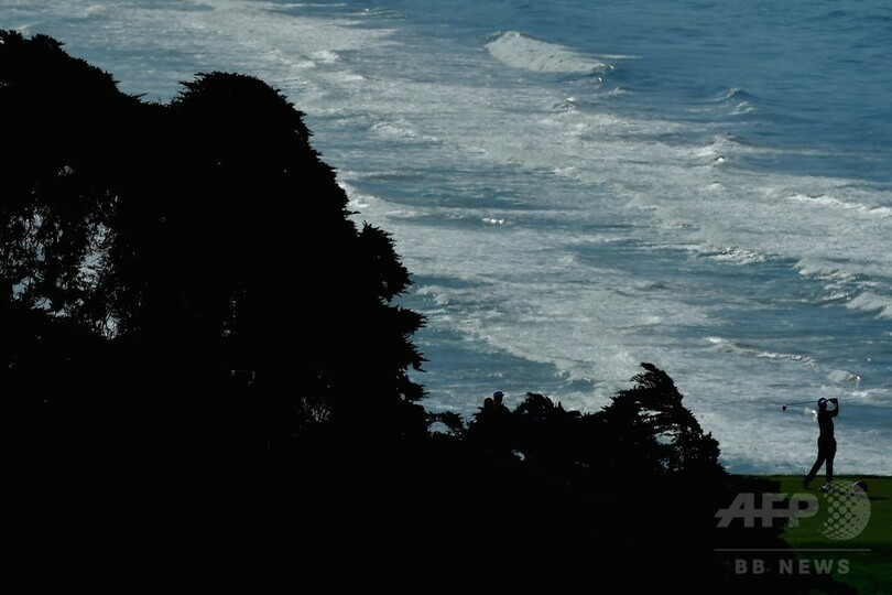 復帰戦のウッズ、最終ホールでバーディー奪い決勝R進出 ファーマーズ・インシュアランスOP