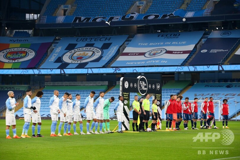 アグエロが女性副審の肩に手をかけ物議、シティはアーセナル下す