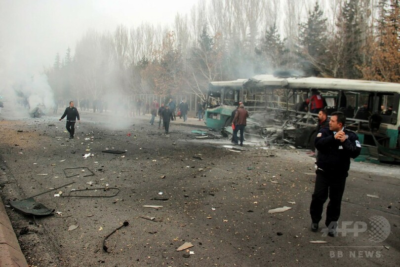 トルコ軍バス狙い自動車爆弾、兵士13人死亡