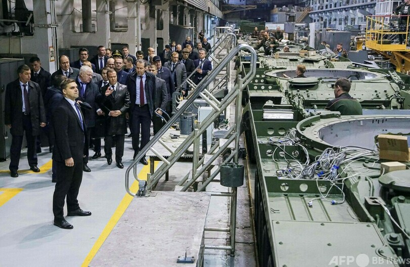 メドベージェフ前大統領、戦車工場視察 ロシア