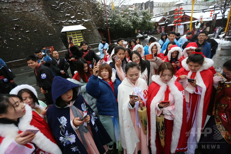 春節の帰省前に恋人を… 古代衣装を着た男女がお見合い　杭州